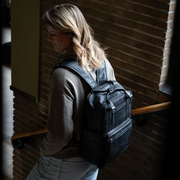 Calden Full-Grain Leather Laptop Backpack Damska - Structured Side Profile Showing Gusset Depth &amp; Expansion Capacity