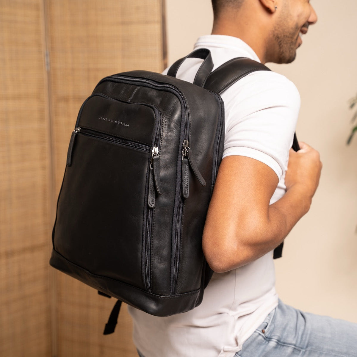 Classic 100% Full-Grain leather Backpack - Widok z tyłu ze wzmocnionymi skórzanymi pasami