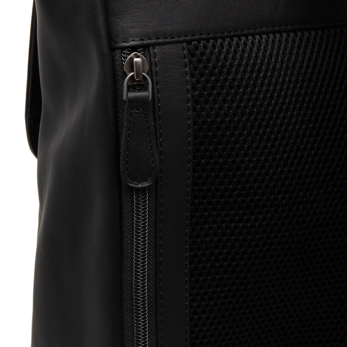 
Solid Antique Brass Hardware & Heavy-Duty Dual Zipper Detail on Farrow Skórzany plecak na laptopa