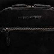 
Solid Antique Brass Hardware & Heavy-Duty Dual Zipper Detail on Maggiore Skórzany plecak na laptopa