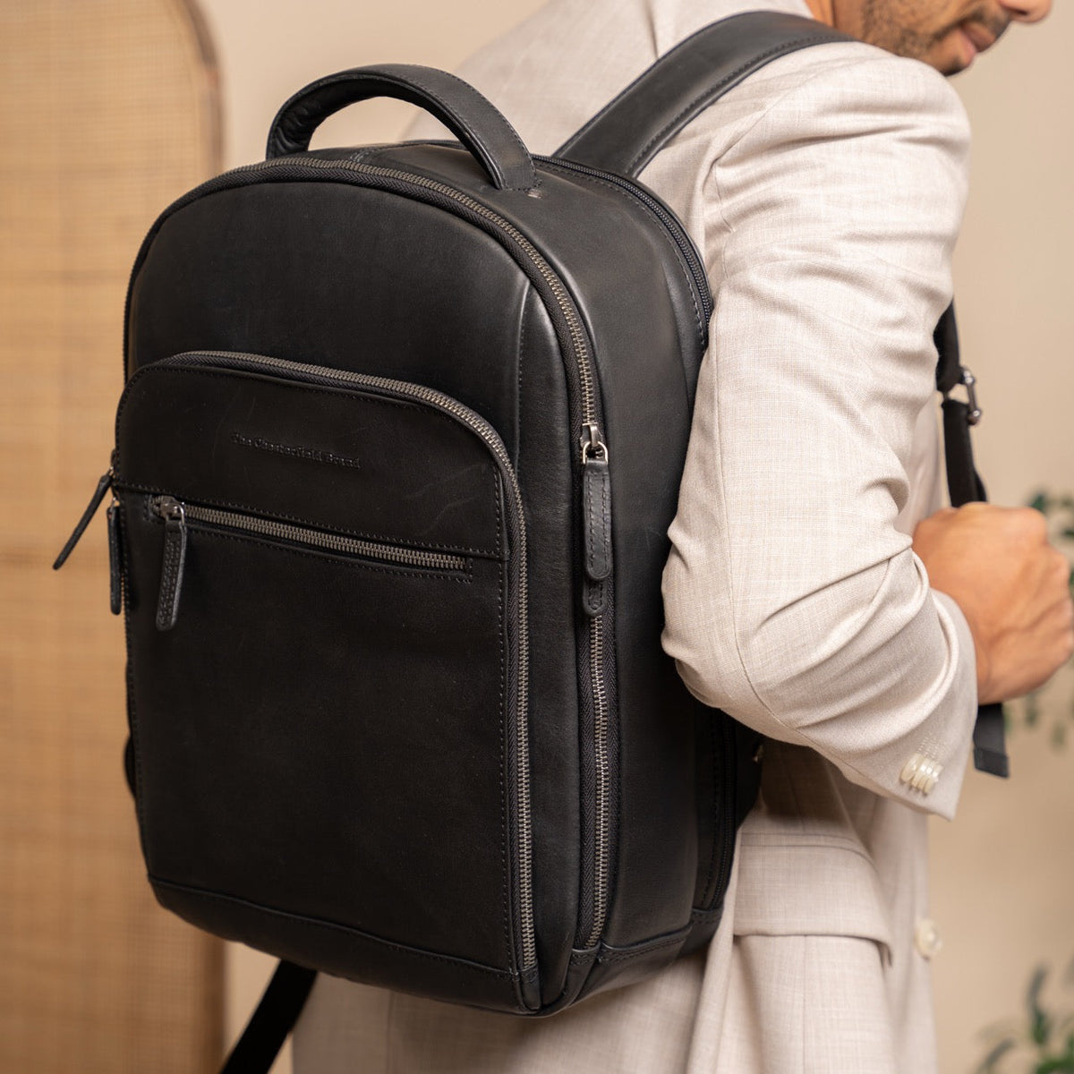 
Classic 100% Full-Grain leather Backpack - Widok z tyłu ze wzmocnionymi skórzanymi pasami