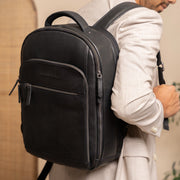 
Classic 100% Full-Grain leather Backpack - Widok z tyłu ze wzmocnionymi skórzanymi pasami