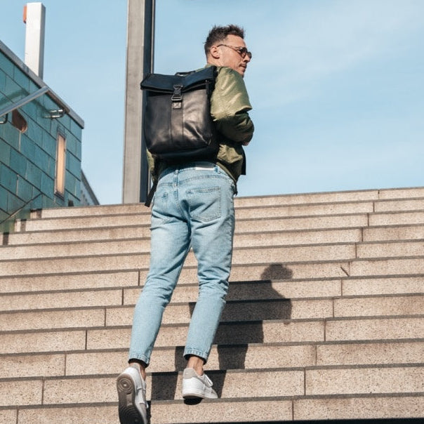Savona Full-Grain Leather Laptop Backpack Damska - Structured Side Profile Showing Gusset Depth &amp; Expansion Capacity