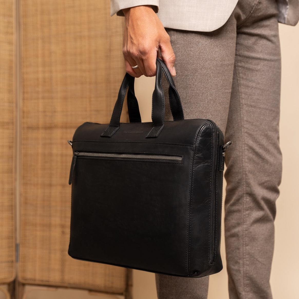 Levanto Full-Grain Leather Laptop Bag Damska - Structured Side Profile Showing Gusset Depth &amp; Expansion Capacity