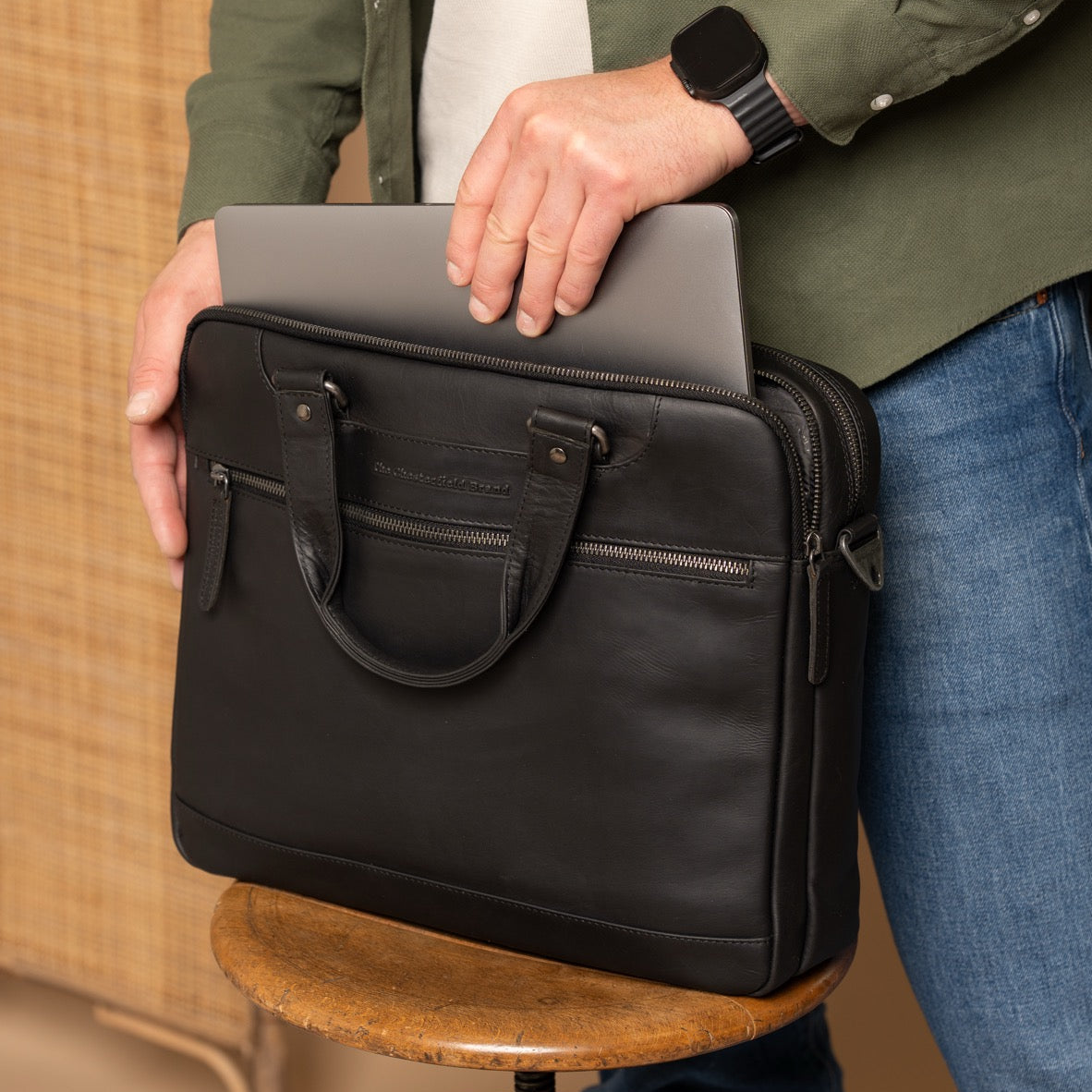 
Classic 100% Full-Grain leather Briefcase - Widok z tyłu ze wzmocnionymi skórzanymi pasami