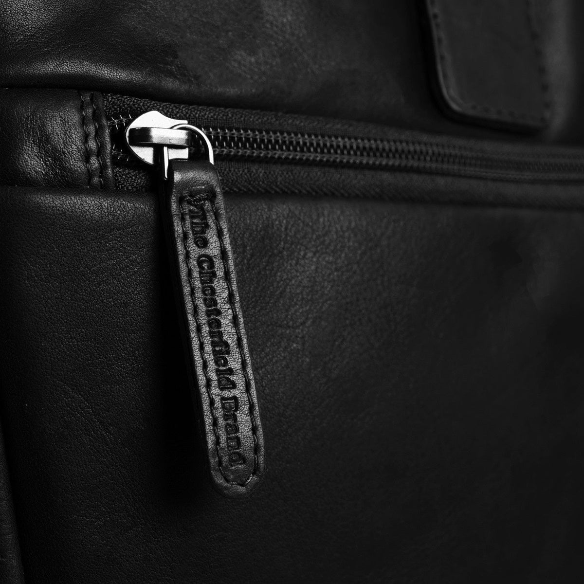 Widok podszewki Showing Dedicated Padded Laptop Sleeve & Multi-Compartment Organization
