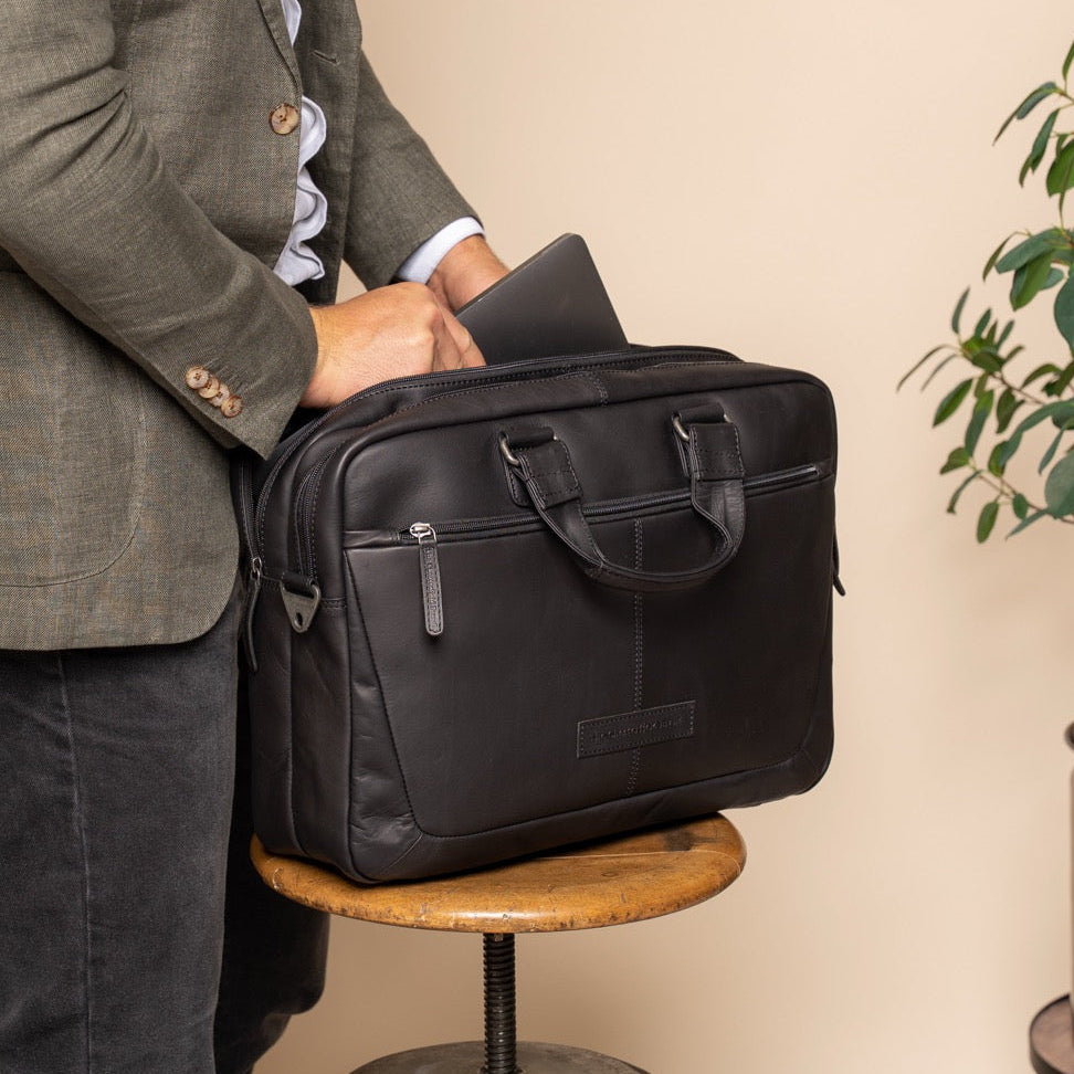 Seth Full-Grain Leather Laptop Bag - Profil boczny pokazujący pojemność i głębokość