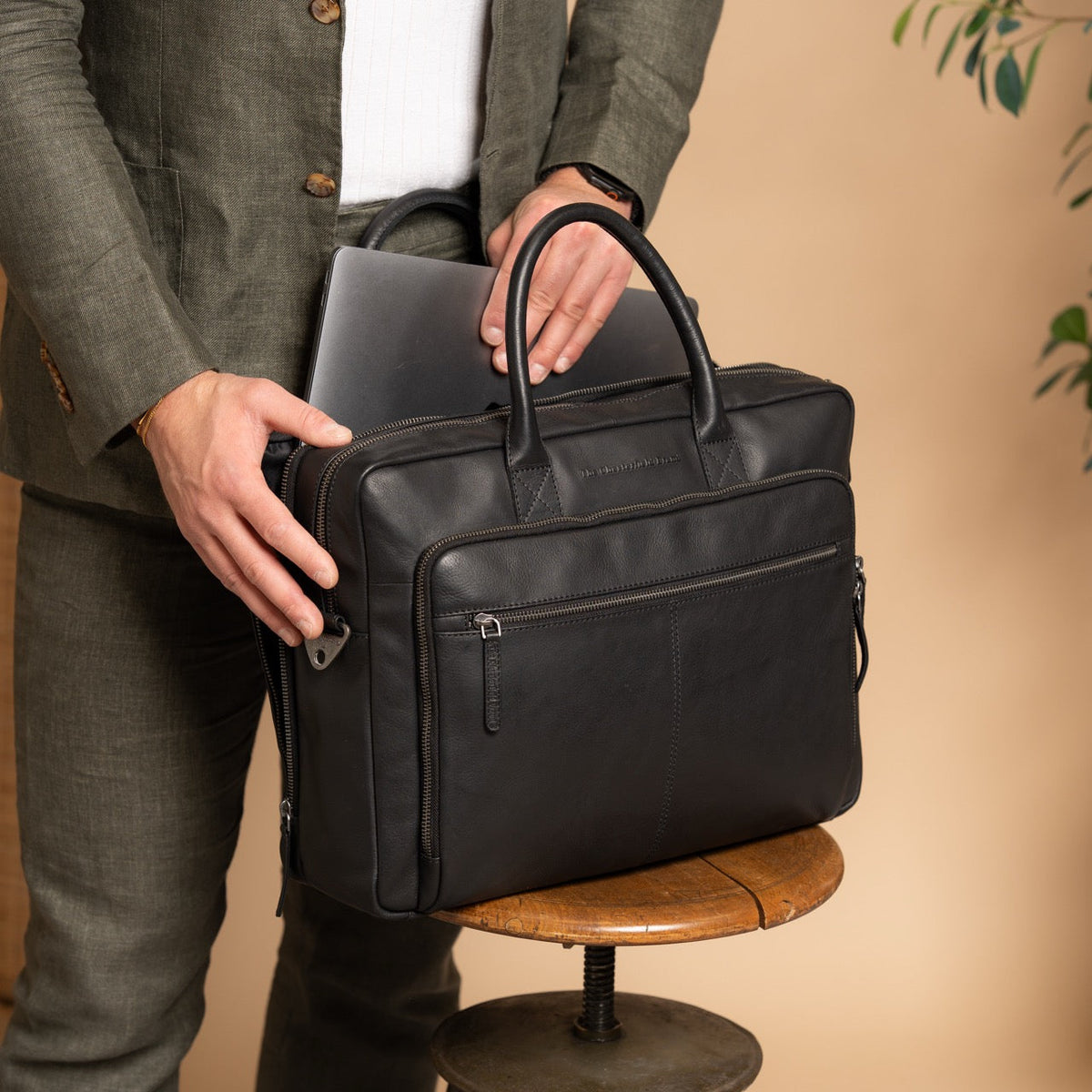 Tacama Full-Grain Leather Laptop Bag Damska - Structured Side Profile Showing Gusset Depth &amp; Expansion Capacity