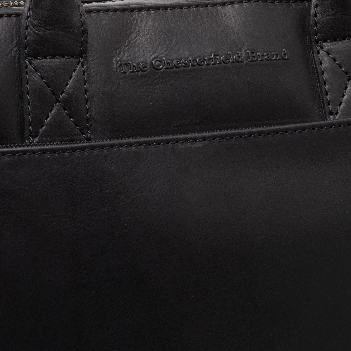 
Solid Antique Brass Hardware & Heavy-Duty Dual Zipper Detail on Tilbury Skórzana torba na laptopa