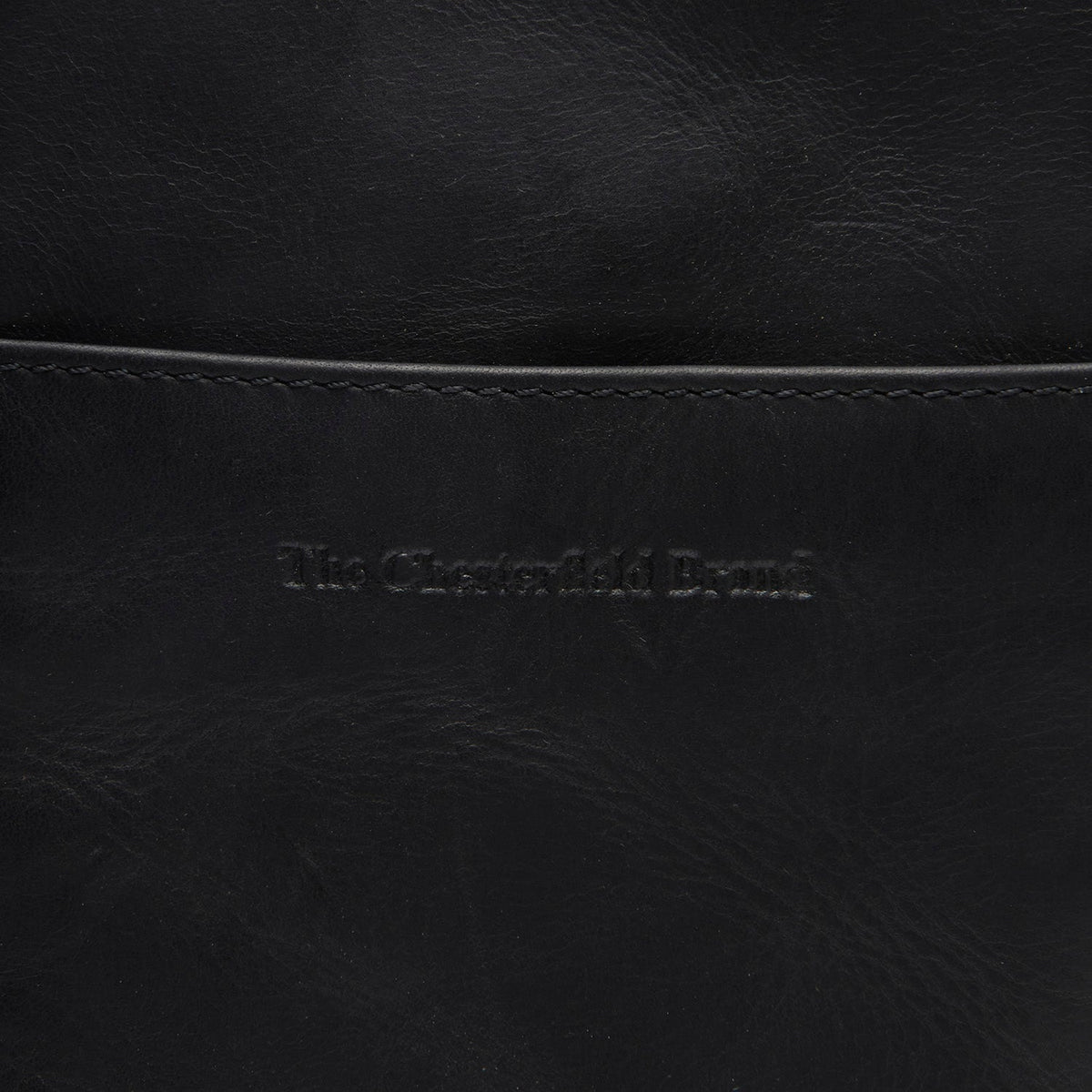 Close-Up Detail of Classic Collar &amp; Heavy-Duty Zipper Hardware on Alesund Full-Grain Leather Phone Bag Damska