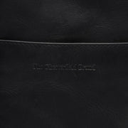 Close-Up Detail of Classic Collar &amp; Heavy-Duty Zipper Hardware on Alesund Full-Grain Leather Phone Bag Damska