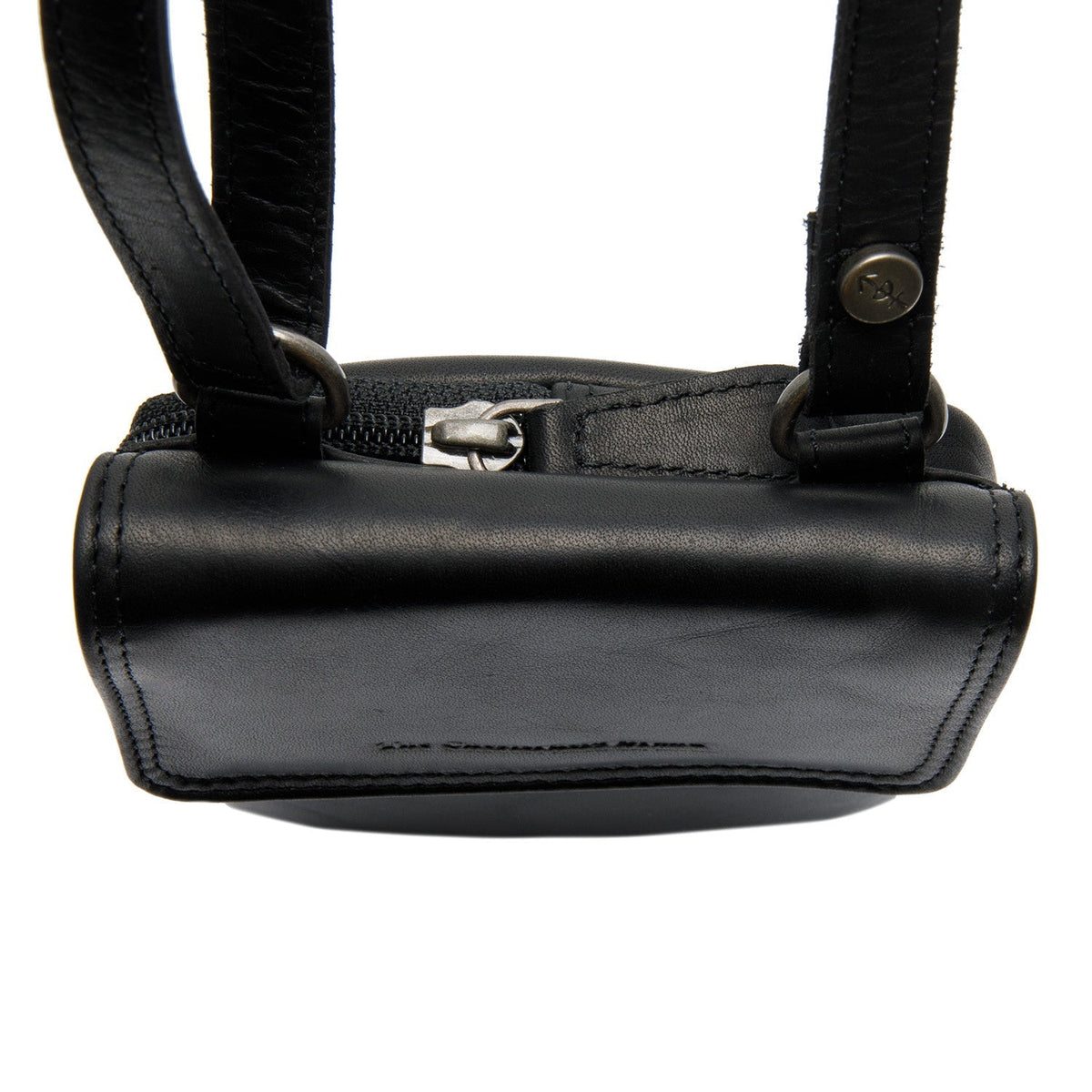 Close-Up Detail of Classic Collar &amp; Heavy-Duty Zipper Hardware on Langley Full-Grain Leather Phone Bag Damska