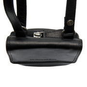 Close-Up Detail of Classic Collar &amp; Heavy-Duty Zipper Hardware on Langley Full-Grain Leather Phone Bag Damska
