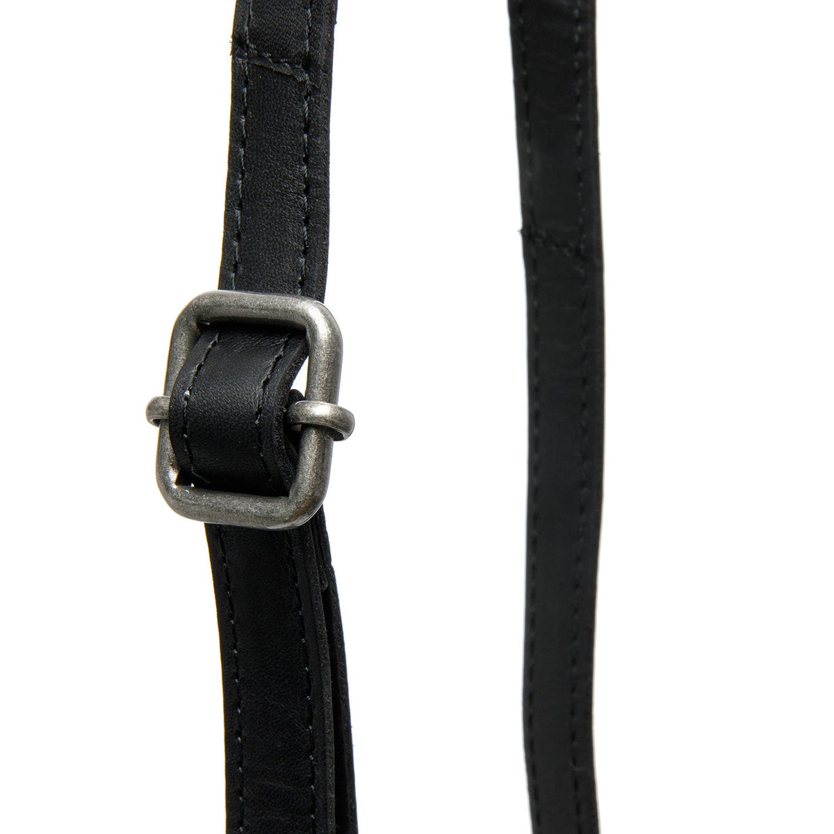 Tailored Rib Cuffs &amp; Hem Craftsmanship Construction Detail on Langley Full-Grain Leather Phone Bag Damska