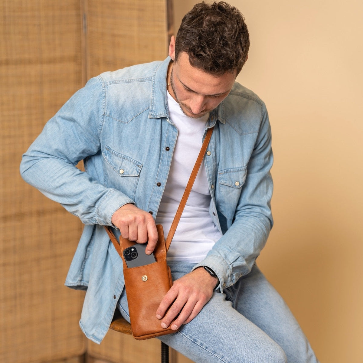 Langley Full-Grain Leather Phone Bag Damska – alternate product view 3