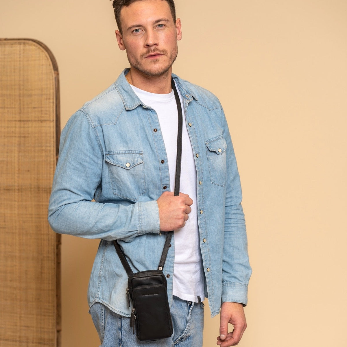 Valdes Full-Grain Leather Phone Bag - Widok z boku z ergonomicznym krojem rękawa
