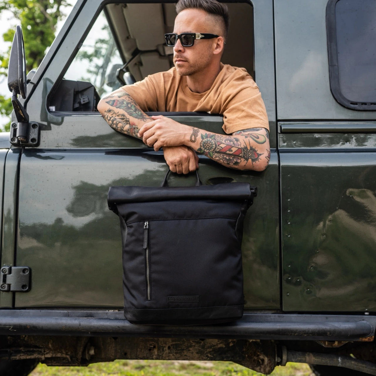 Bornholm Full-Grain Leather Roll-top Backpack Damska - Structured Side Profile Showing Gusset Depth &amp; Expansion Capacity