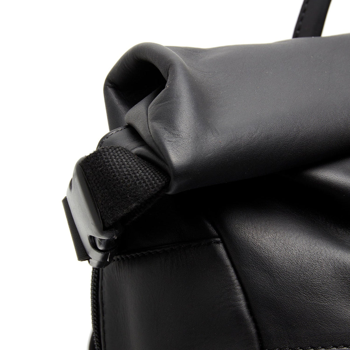 
Mazara Prawdziwa skóra licowa Roll-top Backpack - Profil boczny pokazujący pojemność i głębokość