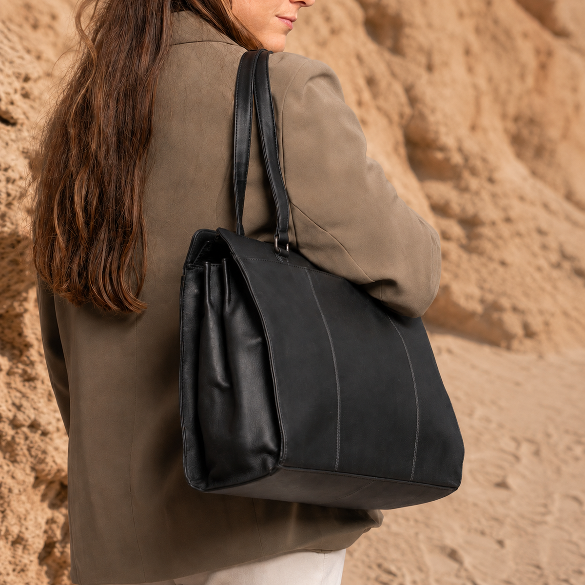 
Classic 100% Full-Grain leather Bag - Widok z tyłu ze wzmocnionymi skórzanymi pasami