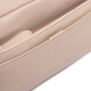 Solid Antique Brass Hardware &amp; Heavy-Duty Dual Zipper Detail on Liora Full-Grain Leather Shoulder Bag Damska