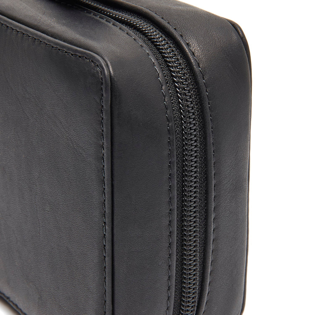 Close-Up Detail of Classic Collar &amp; Heavy-Duty Zipper Hardware on Leather Tech-Organizer Ardan Damska