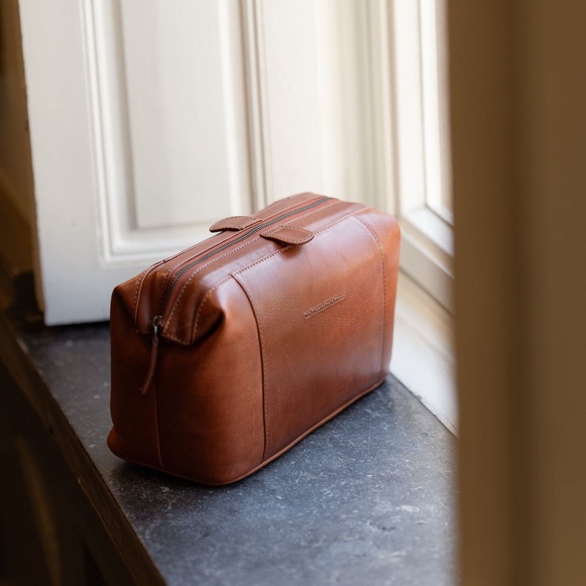 Biassa Full-Grain Leather Toiletry Bag Damska – alternate product view 2