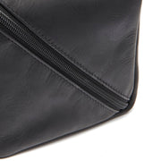 Close-Up Detail of Classic Collar &amp; Heavy-Duty Zipper Hardware on Elmia Full-Grain Leather Toiletry Bag Damska