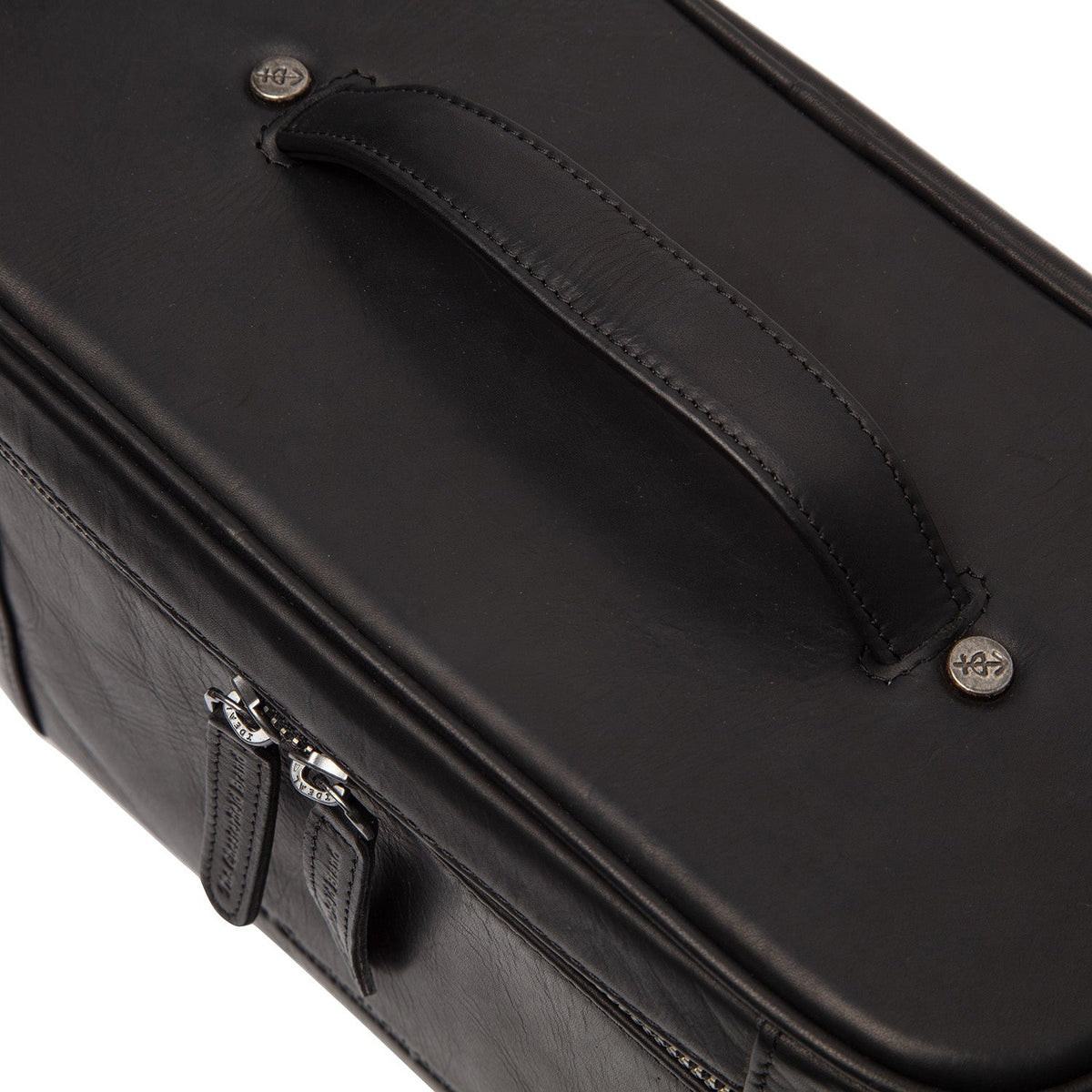 Close-Up Detail of Classic Collar &amp; Heavy-Duty Zipper Hardware on Limone Full-Grain Leather Toiletry Bag Damska