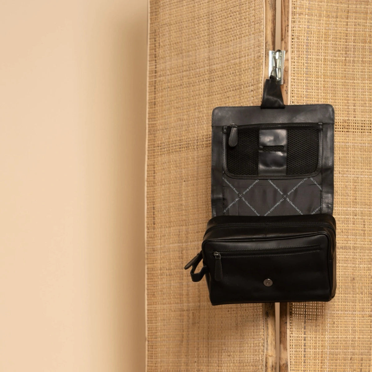 Rosario Full-Grain Leather Toiletry Bag Damska - Lateral Side Profile View Showing Sleeve Cut &amp; Athletic Taper Fit