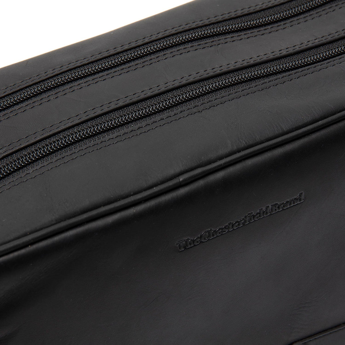Close-Up Detail of Classic Collar &amp; Heavy-Duty Zipper Hardware on Stefan Full-Grain Leather Toiletry Bag Damska