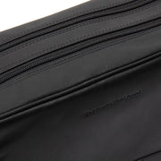 Close-Up Detail of Classic Collar &amp; Heavy-Duty Zipper Hardware on Stefan Full-Grain Leather Toiletry Bag Damska