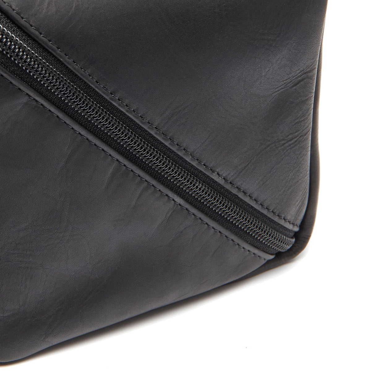 Close-Up Detail of Classic Collar &amp; Heavy-Duty Zipper Hardware on Trevia Full-Grain Leather Toiletry Bag Damska