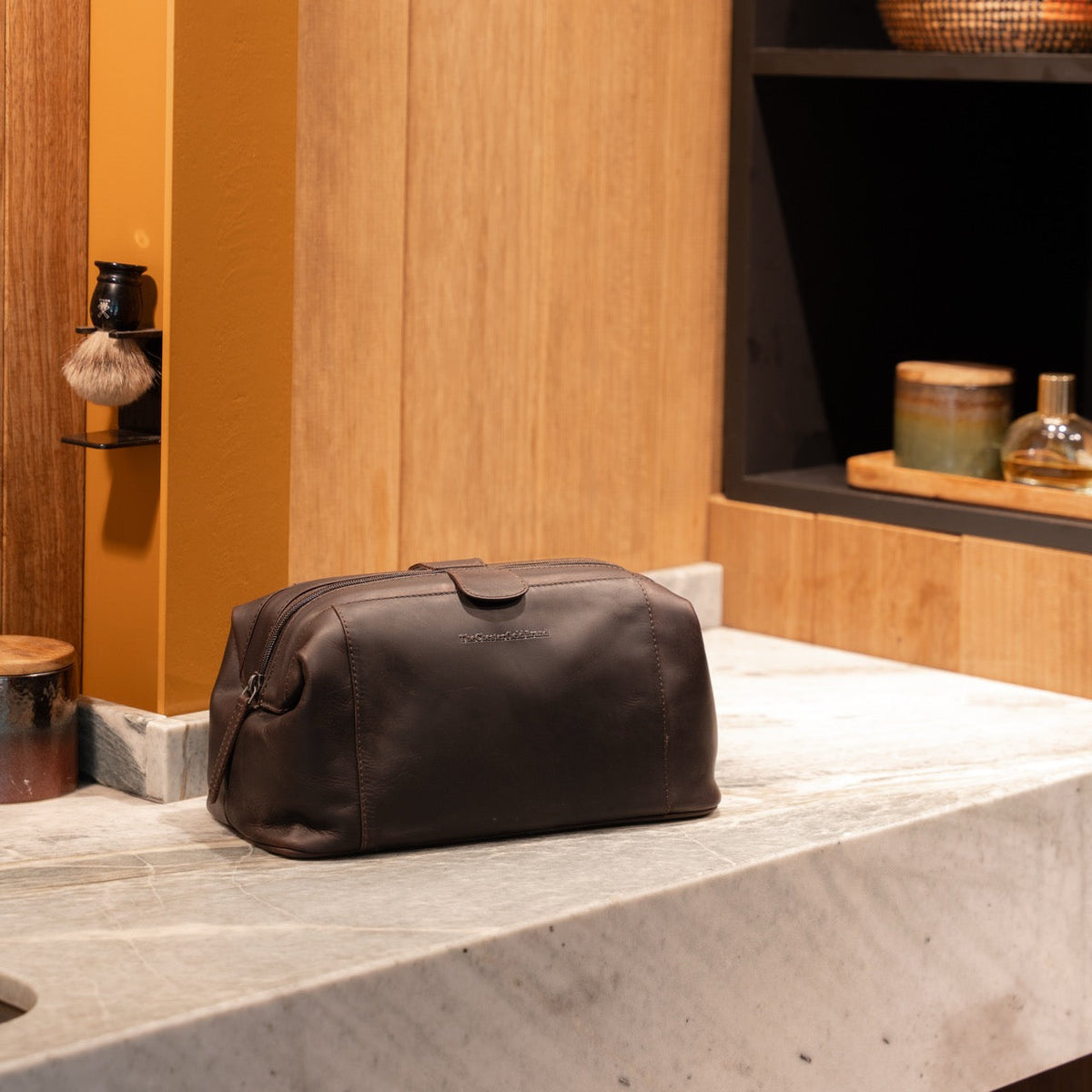 Styled Fit Perspective of Vince Full-Grain Leather Toiletry Bag Damska on Model - Natural Daylight Drape