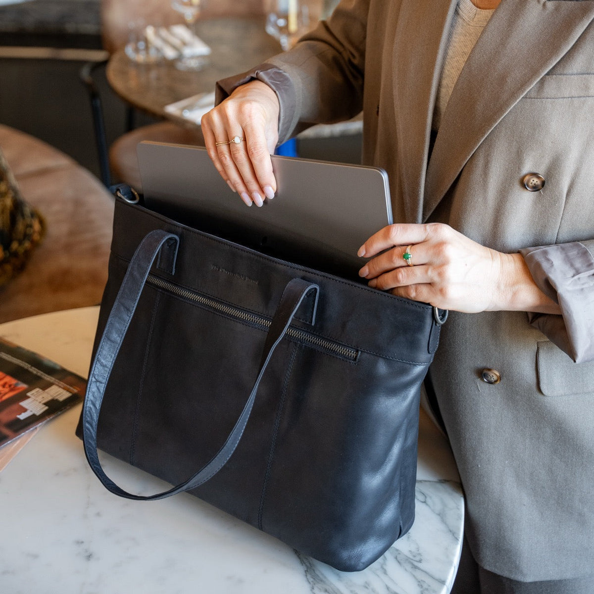 
Solid Antique Brass Hardware & Heavy-Duty Dual Zipper Detail on Osira Skórzana torba shopper