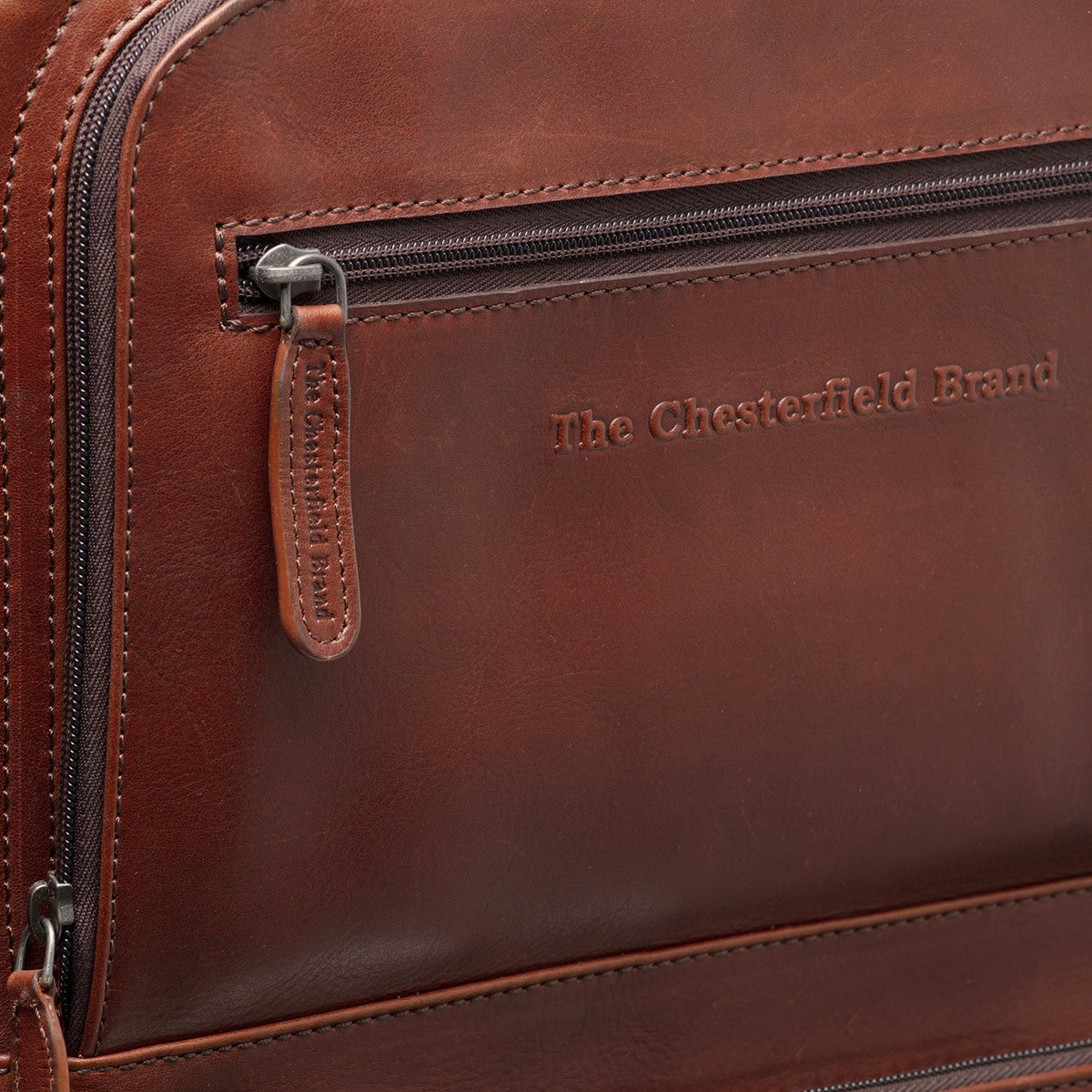 
Szczegółowe zbliżenie of Classic Collar & Heavy-Duty Zipper Hardware on Leather Trolley San Marino Damska Damska