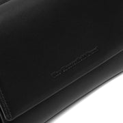 Solid Antique Brass Hardware &amp; Heavy-Duty Dual Zipper Detail on Doniva Full-Grain Leather Wallet Damska