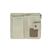 
Solid Antique Brass Hardware & Heavy-Duty Dual Zipper Detail on Fresno Skórzany portfel