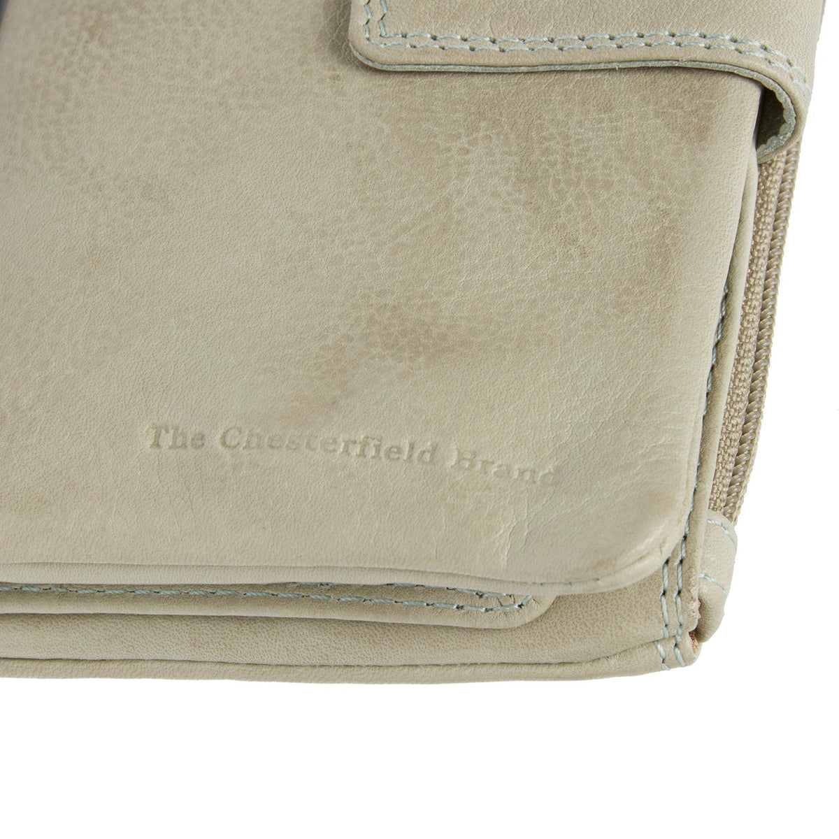 
100% Full-Grain Wax Pull-Up 100% Full-Grain Leather Grain Texture & Handcrafted Patina Detail