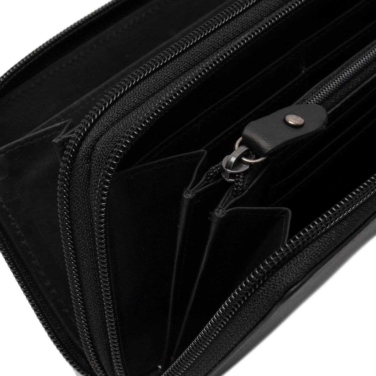 
Solid Antique Brass Hardware & Heavy-Duty Dual Zipper Detail on Hadley Skórzany portfel