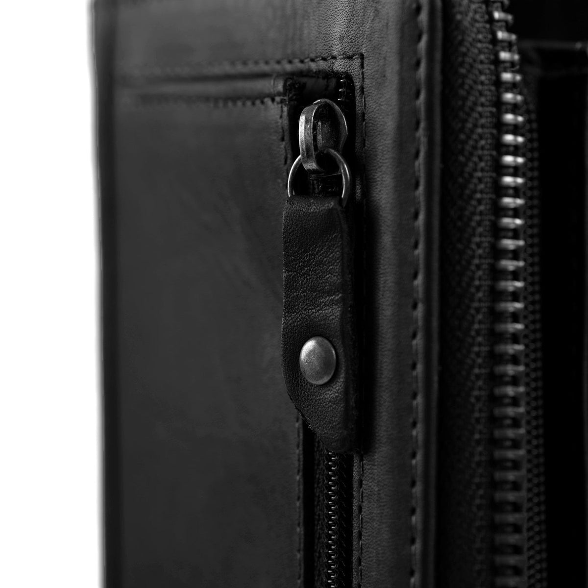 Solid Antique Brass Hardware &amp; Heavy-Duty Dual Zipper Detail on Nova Full-Grain Leather Wallet Damska