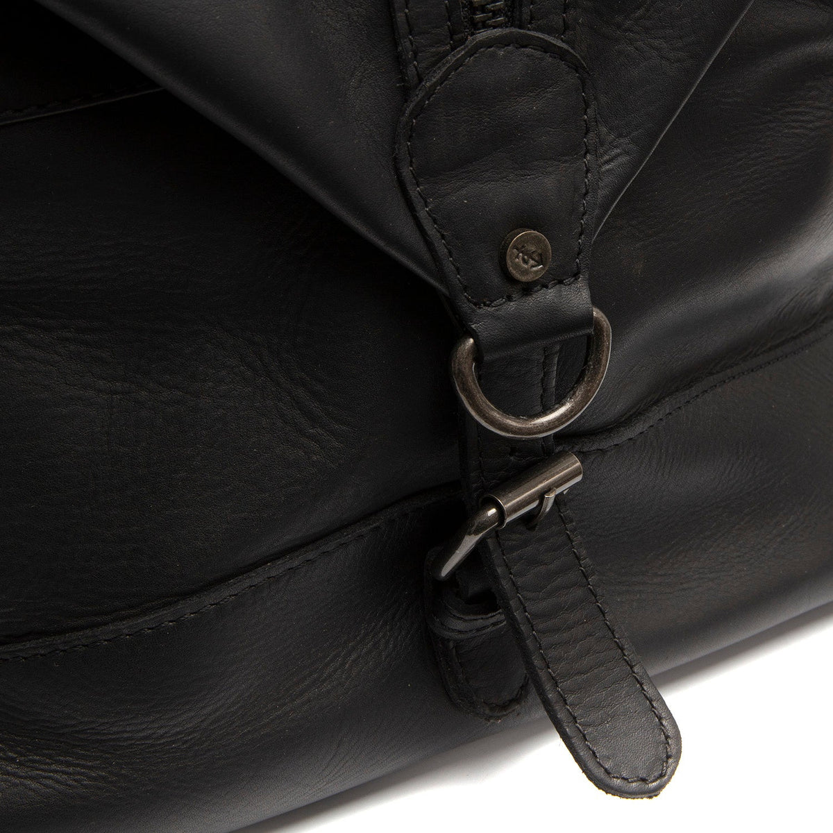 
Solid Antique Brass Hardware & Heavy-Duty Dual Zipper Detail on Portsmouth II Skórzana torba weekendowa