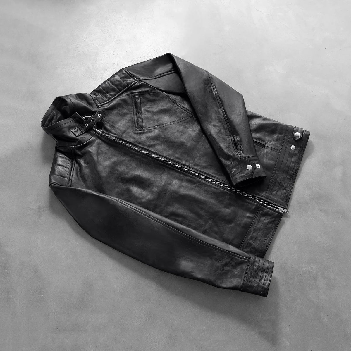 Styled Fit Perspective of Men's Legacy Czarna Skórzana Ramoneska Męska on Model - Natural Daylight Drape