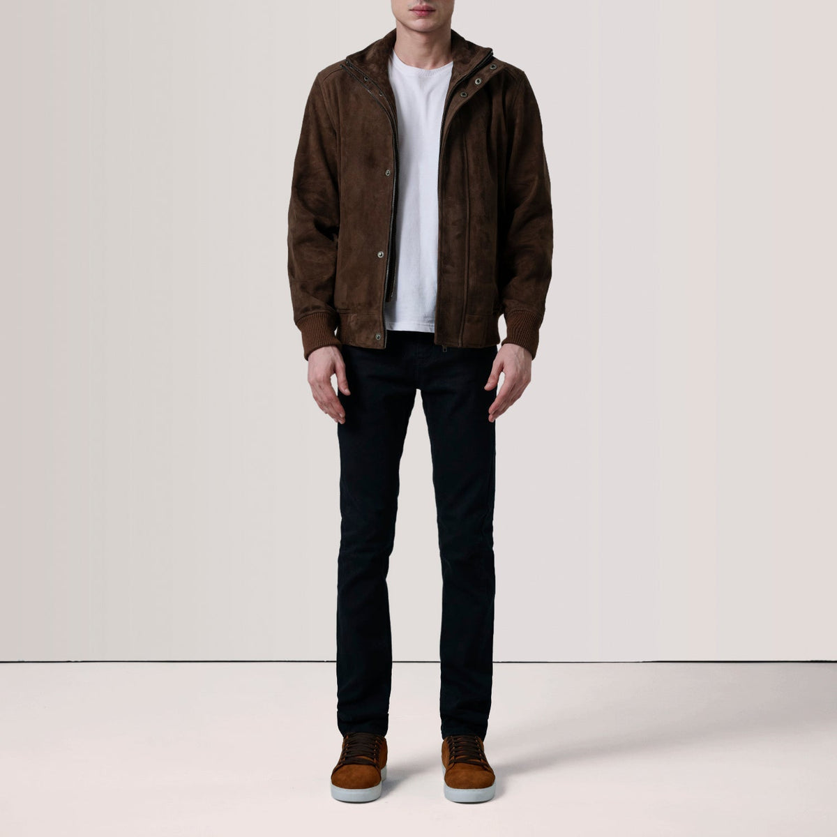 Styled Fit Perspective of Lester Brązowa Suede Skórzana Kurtka Bomberka Męska For Men on Model - Natural Daylight Drape