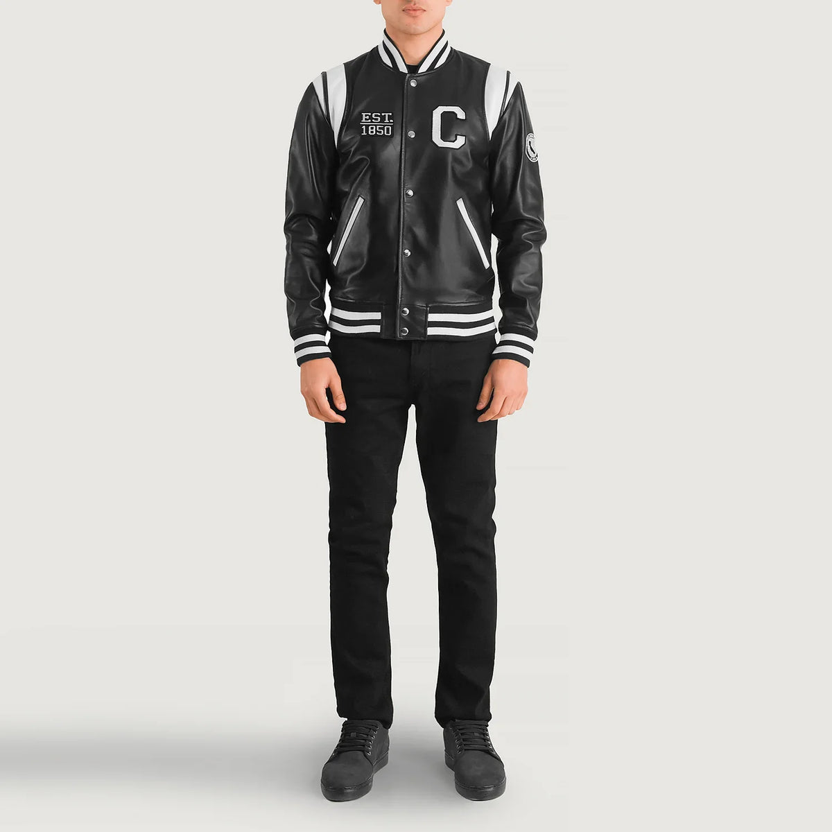 
Liberte California Czarny Leather Varsity Kurtka Skórzana Męska - Widok z boku z ergonomicznym krojem rękawa