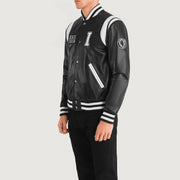 
Black & White Sheepskin Leather Varsity Jacket - Widok z tyłu z dopasowanymi ramionami i czystym dołem