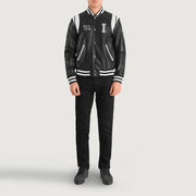 
Liberte Illinois Czarny Leather Varsity Kurtka Skórzana Męska - Widok z boku z ergonomicznym krojem rękawa