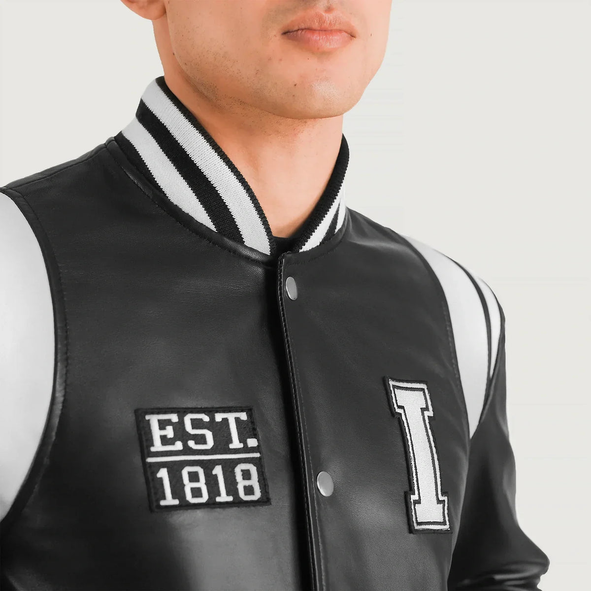 
Szczegółowe zbliżenie of Varsity & Snap Button Hardware on Liberte Illinois Czarny Leather Varsity Kurtka Skórzana Męska