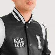 
Szczegółowe zbliżenie of Varsity & Snap Button Hardware on Liberte Illinois Czarny Leather Varsity Kurtka Skórzana Męska