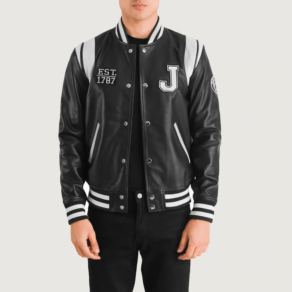 
Liberte New Jersey Czarny Leather Varsity Kurtka Skórzana Męska in Black & White Sheepskin Leather - Widok z przodu i dopasowana sylwetka | Kup online w oficjalnym sklepie