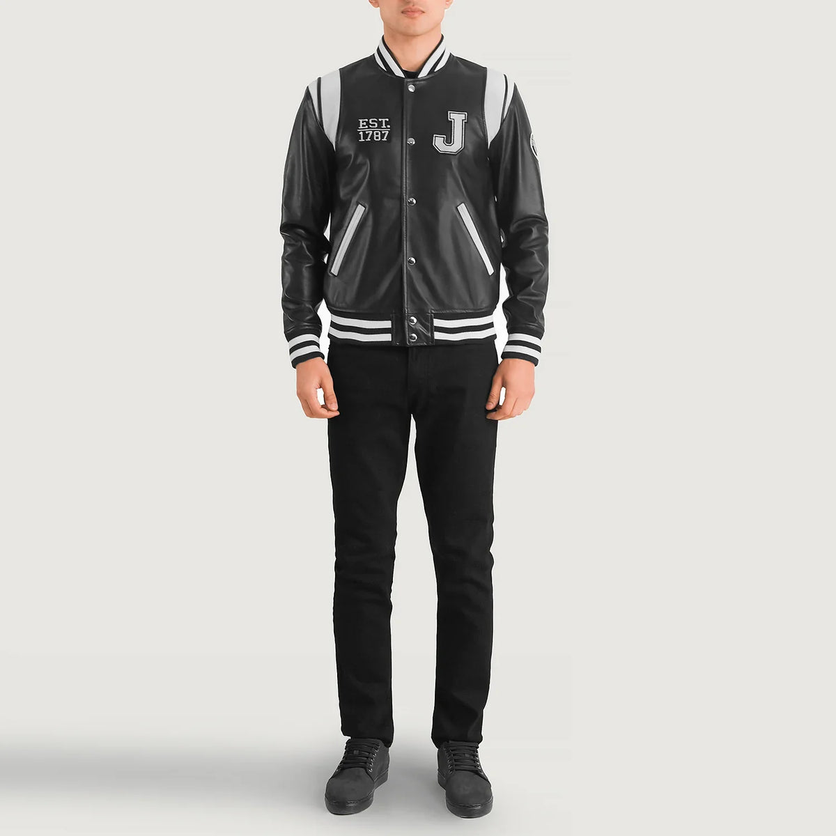 
Liberte New Jersey Czarny Leather Varsity Kurtka Skórzana Męska - Widok z boku z ergonomicznym krojem rękawa